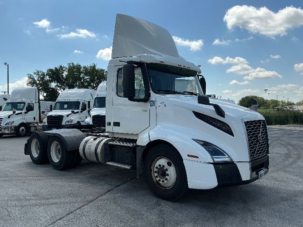 Day Cab Tractor-Heavy Duty Tractors-Volvo-2020-VNL64T300-East Chicago-IN-175,361\n\t\tmiles-$ 62,250 - Image 1