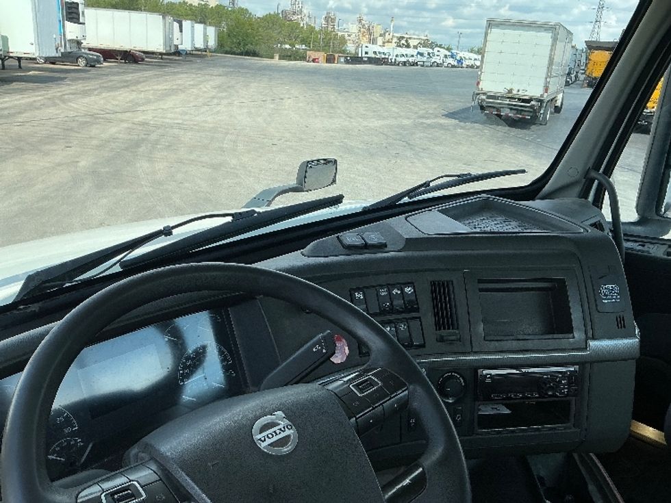 Day Cab Tractor-Heavy Duty Tractors-Volvo-2020-VNL64T300-East Chicago-IN-175,361\n\t\tmiles-$ 62,250 - Image 10