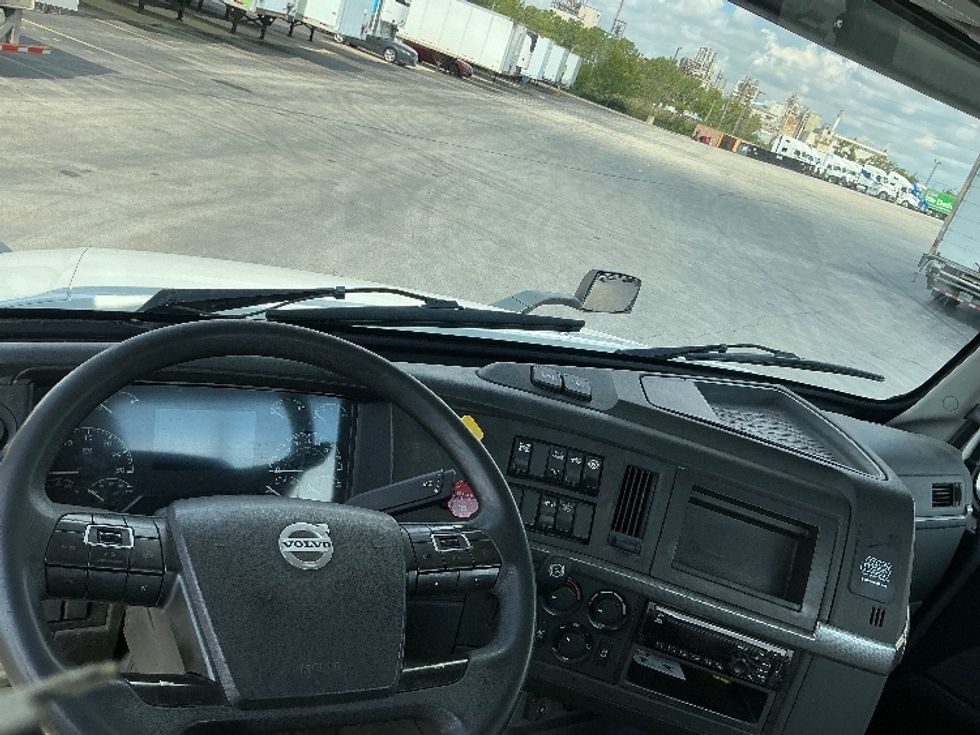 Day Cab Tractor-Heavy Duty Tractors-Volvo-2020-VNL64T300-East Chicago-IN-175,361\n\t\tmiles-$ 62,250 - Image 11