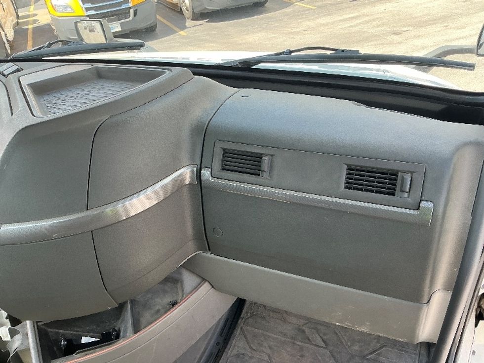 Day Cab Tractor-Heavy Duty Tractors-Volvo-2020-VNL64T300-East Chicago-IN-175,361\n\t\tmiles-$ 62,250 - Image 13