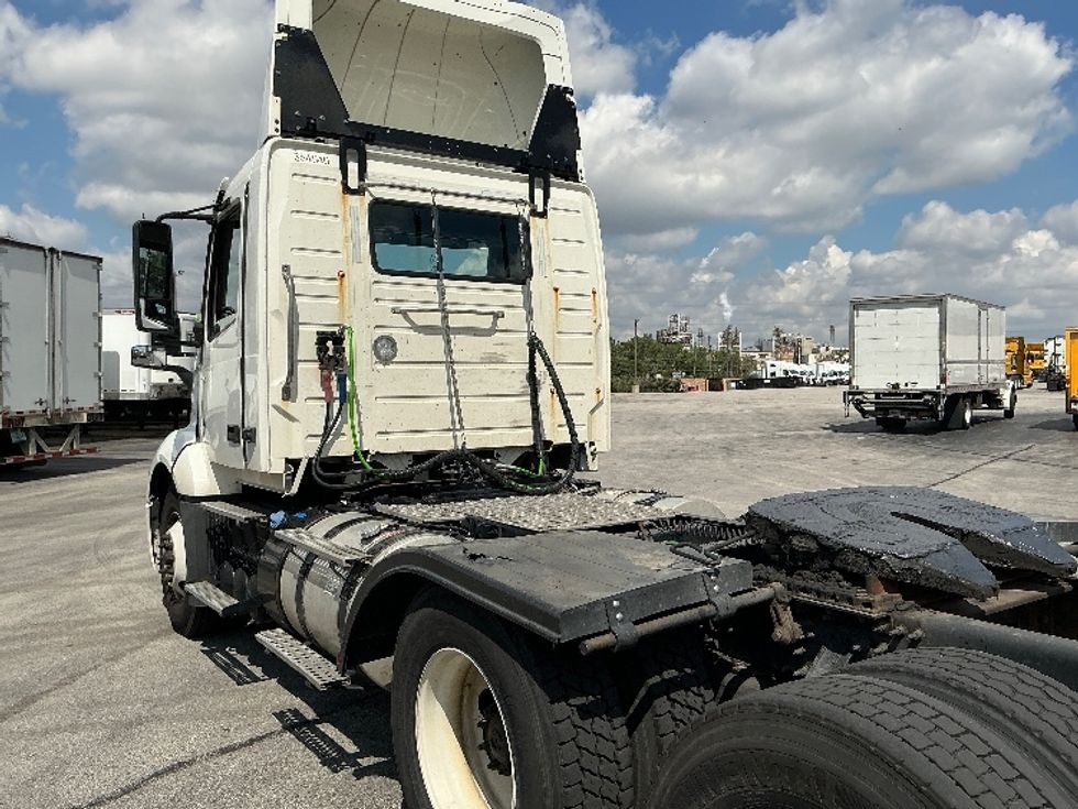 Day Cab Tractor-Heavy Duty Tractors-Volvo-2020-VNL64T300-East Chicago-IN-175,361\n\t\tmiles-$ 62,250 - Image 15