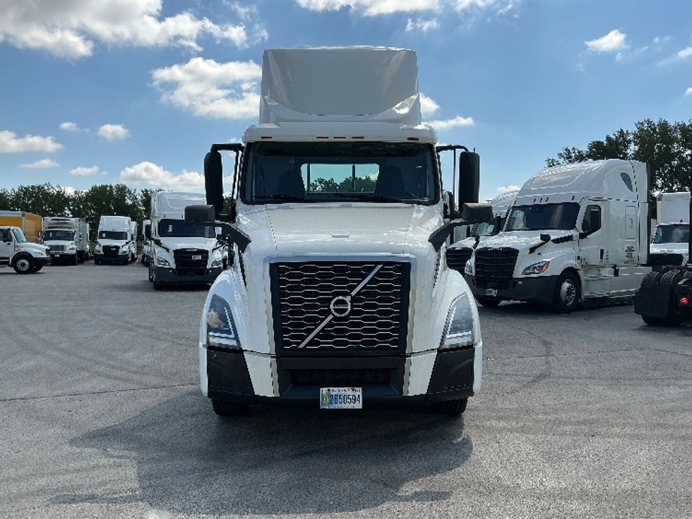 Day Cab Tractor-Heavy Duty Tractors-Volvo-2020-VNL64T300-East Chicago-IN-175,361\n\t\tmiles-$ 62,250 - Image 2