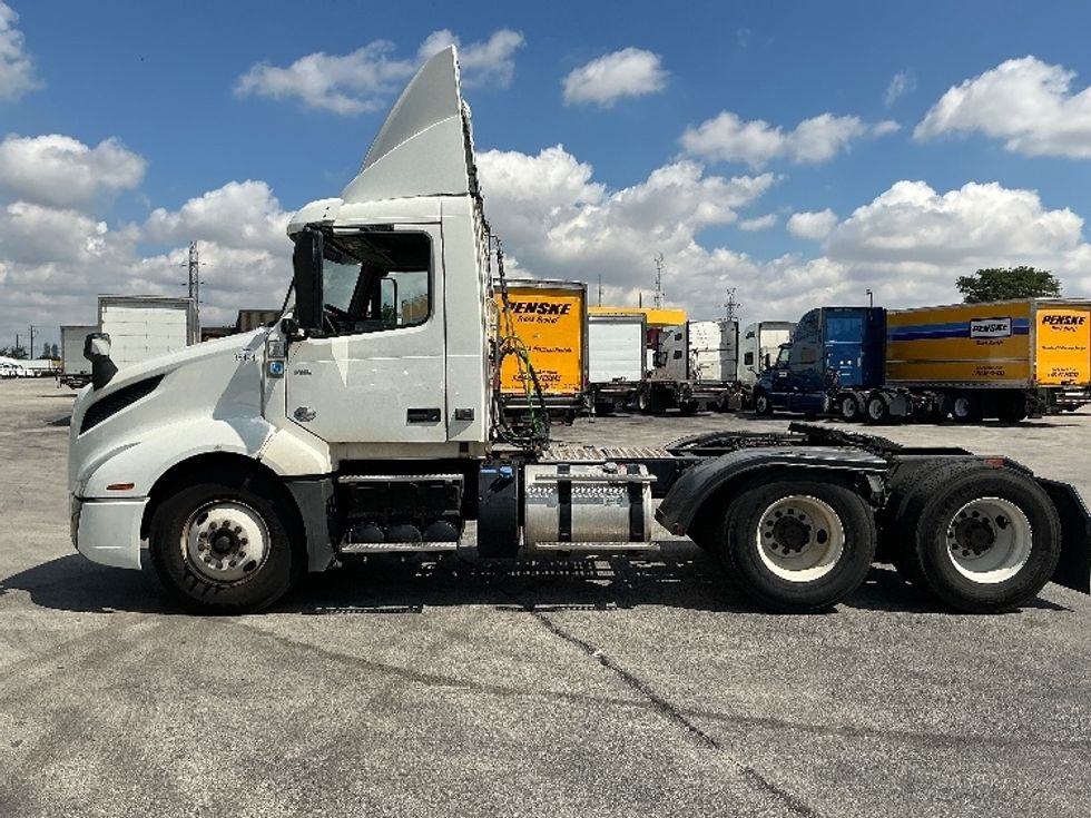 Day Cab Tractor-Heavy Duty Tractors-Volvo-2020-VNL64T300-East Chicago-IN-175,361\n\t\tmiles-$ 62,250 - Image 4