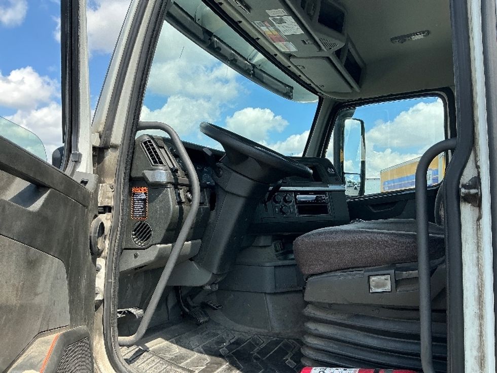 Day Cab Tractor-Heavy Duty Tractors-Volvo-2020-VNL64T300-East Chicago-IN-175,361\n\t\tmiles-$ 62,250 - Image 9