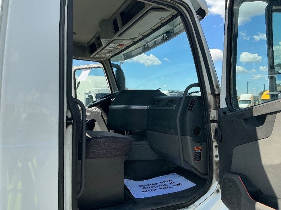 Day Cab Tractor-Heavy Duty Tractors-Volvo-2020-VNL64T300-East Chicago-IN-188,871\n\t\tmiles-$ 61,500 - Image 12
