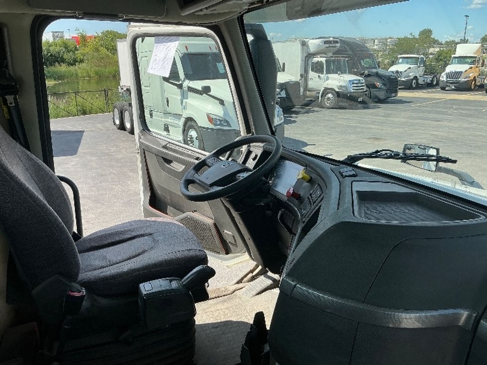 Day Cab Tractor-Heavy Duty Tractors-Volvo-2020-VNL64T300-East Chicago-IN-188,871\n\t\tmiles-$ 61,500 - Image 14