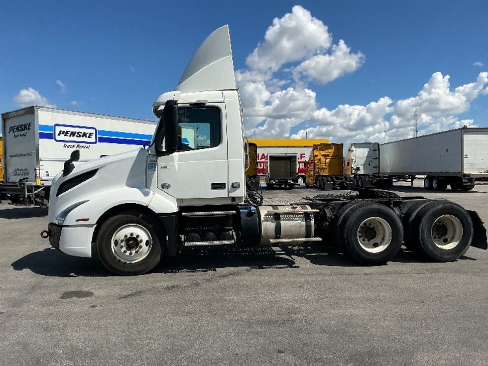 Day Cab Tractor-Heavy Duty Tractors-Volvo-2020-VNL64T300-East Chicago-IN-188,871\n\t\tmiles-$ 61,500 - Image 4