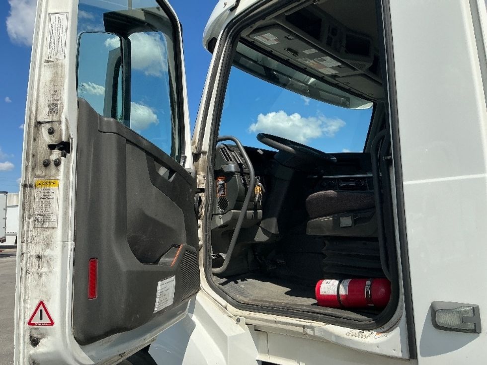 Day Cab Tractor-Heavy Duty Tractors-Volvo-2020-VNL64T300-East Chicago-IN-188,871\n\t\tmiles-$ 61,500 - Image 9
