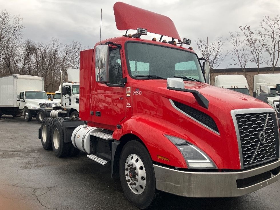 Day Cab Tractor-Heavy Duty Tractors-Volvo-2020-VNL64T300-Fitchburg-MA-273,116\n\t\tmiles-$ 63,000 - Image 1