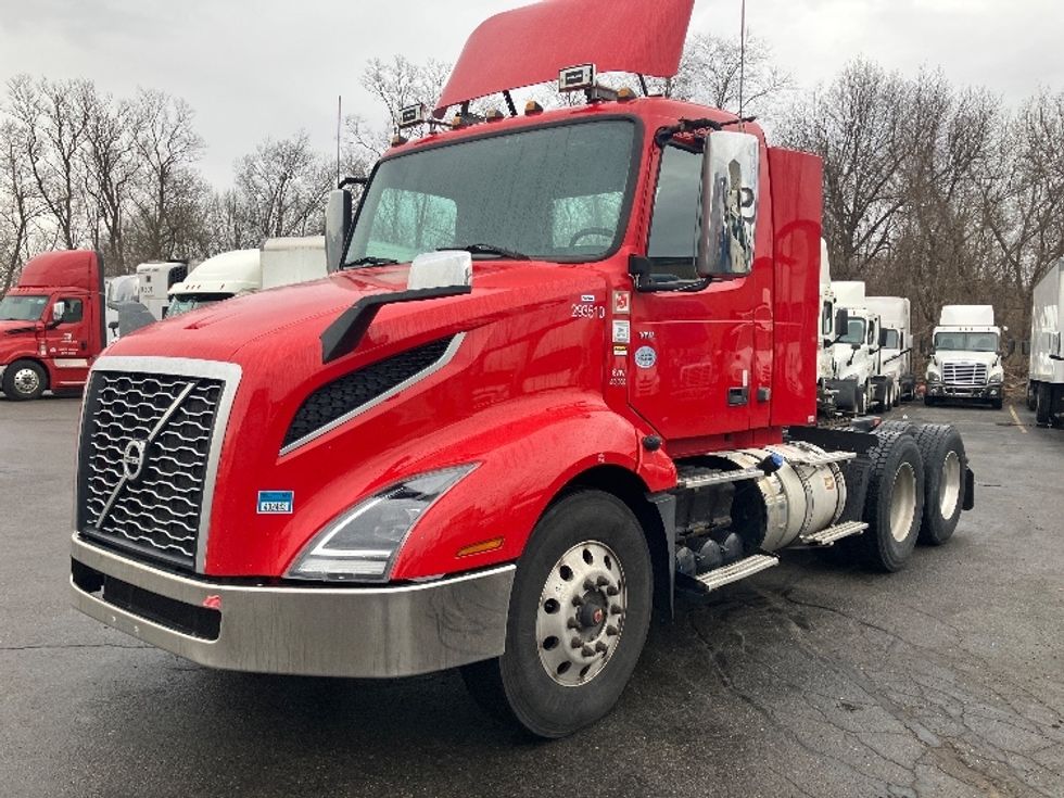 Day Cab Tractor-Heavy Duty Tractors-Volvo-2020-VNL64T300-Fitchburg-MA-273,116\n\t\tmiles-$ 63,000 - Image 3
