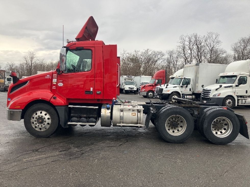 Day Cab Tractor-Heavy Duty Tractors-Volvo-2020-VNL64T300-Fitchburg-MA-273,116\n\t\tmiles-$ 63,000 - Image 4