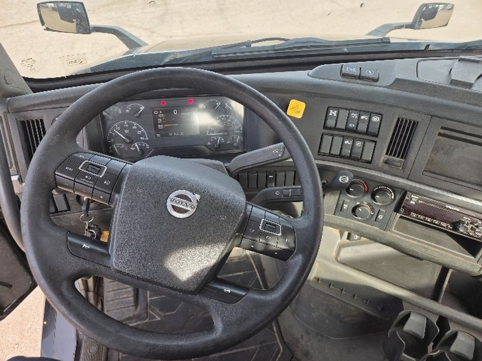 Day Cab Tractor-Heavy Duty Tractors-Volvo-2020-VNL64T300-Flint-MI-290,833\n\t\tmiles-$ 50,750 - Image 11
