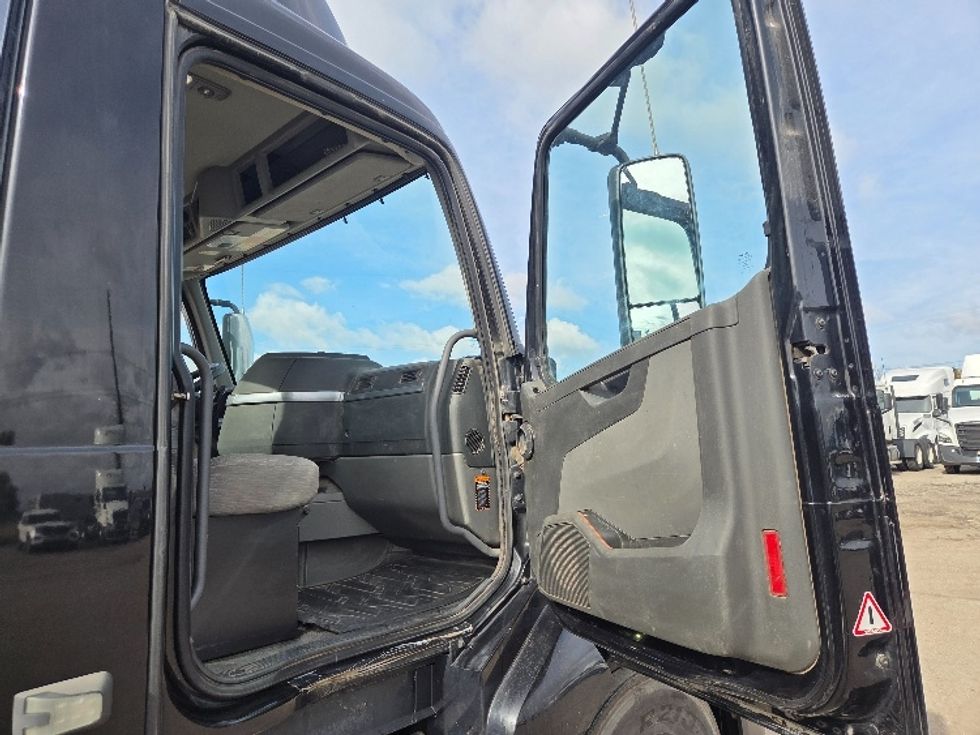 Day Cab Tractor-Heavy Duty Tractors-Volvo-2020-VNL64T300-Flint-MI-290,833\n\t\tmiles-$ 50,750 - Image 12