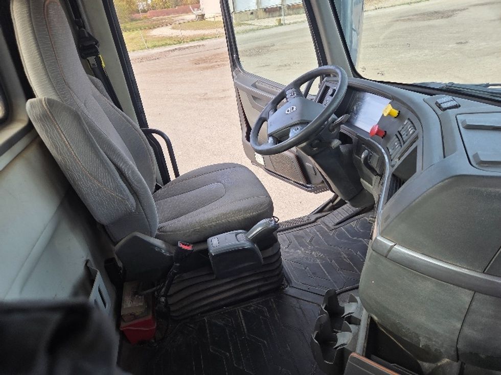 Day Cab Tractor-Heavy Duty Tractors-Volvo-2020-VNL64T300-Flint-MI-290,833\n\t\tmiles-$ 50,750 - Image 14