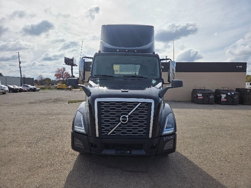 2020 Volvo Truck VNL photo 2