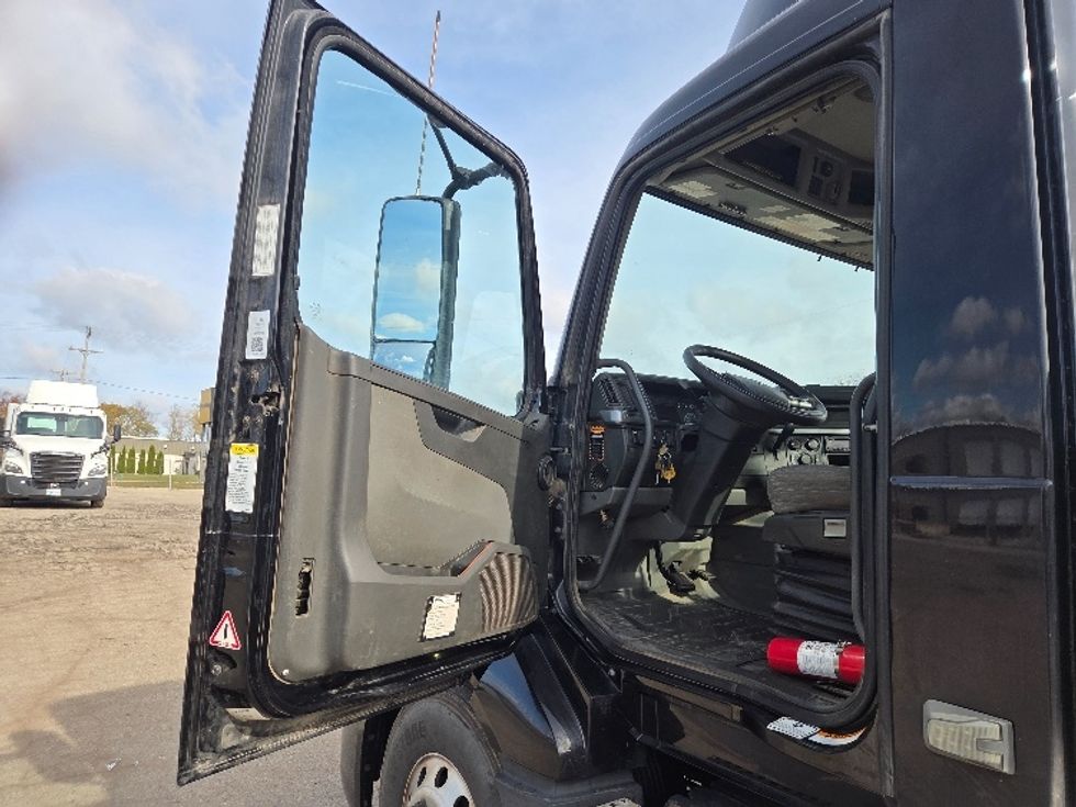 Day Cab Tractor-Heavy Duty Tractors-Volvo-2020-VNL64T300-Flint-MI-290,833\n\t\tmiles-$ 50,750 - Image 6