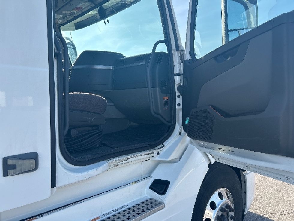 Day Cab Tractor-Heavy Duty Tractors-Volvo-2020-VNL64T300-Fort Wayne-IN-393,998\n\t\tmiles-$ 54,250 - Image 12