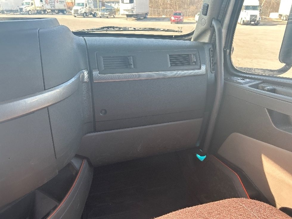 Day Cab Tractor-Heavy Duty Tractors-Volvo-2020-VNL64T300-Fort Wayne-IN-393,998\n\t\tmiles-$ 54,250 - Image 13