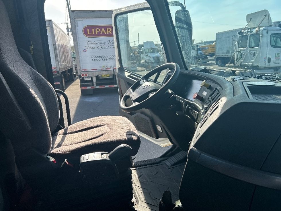 Day Cab Tractor-Heavy Duty Tractors-Volvo-2020-VNL64T300-Fort Wayne-IN-393,998\n\t\tmiles-$ 54,250 - Image 14