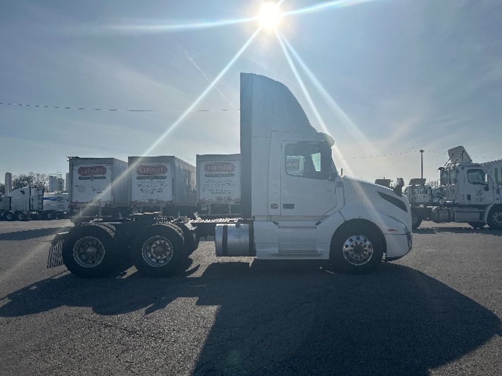 Day Cab Tractor-Heavy Duty Tractors-Volvo-2020-VNL64T300-Fort Wayne-IN-393,998\n\t\tmiles-$ 54,250 - Image 8