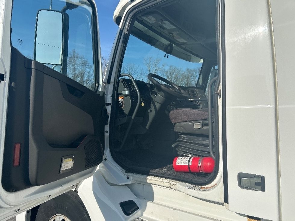 Day Cab Tractor-Heavy Duty Tractors-Volvo-2020-VNL64T300-Fort Wayne-IN-393,998\n\t\tmiles-$ 54,250 - Image 9