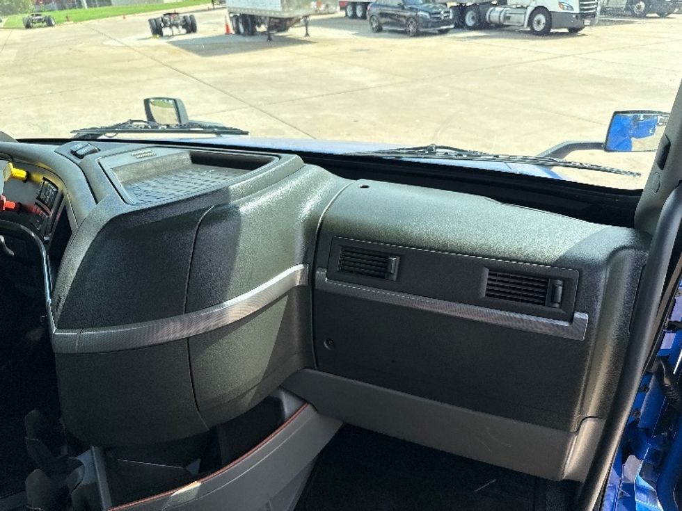 Day Cab Tractor-Heavy Duty Tractors-Volvo-2020-VNL64T300-Grand Prairie-TX-835,462\n\t\tmiles-$ 26,500 - Image 13