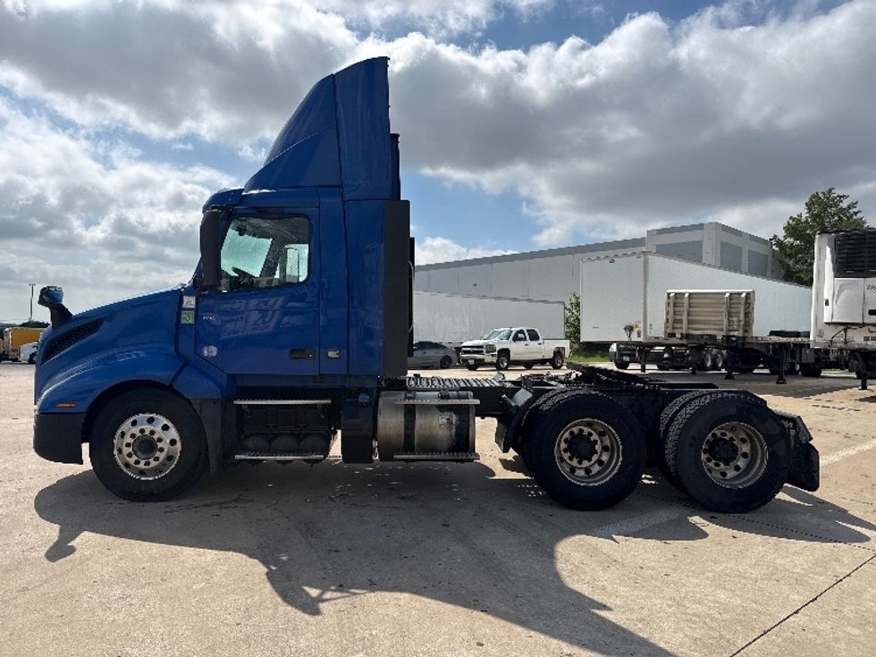 Day Cab Tractor-Heavy Duty Tractors-Volvo-2020-VNL64T300-Grand Prairie-TX-835,462\n\t\tmiles-$ 26,500 - Image 4