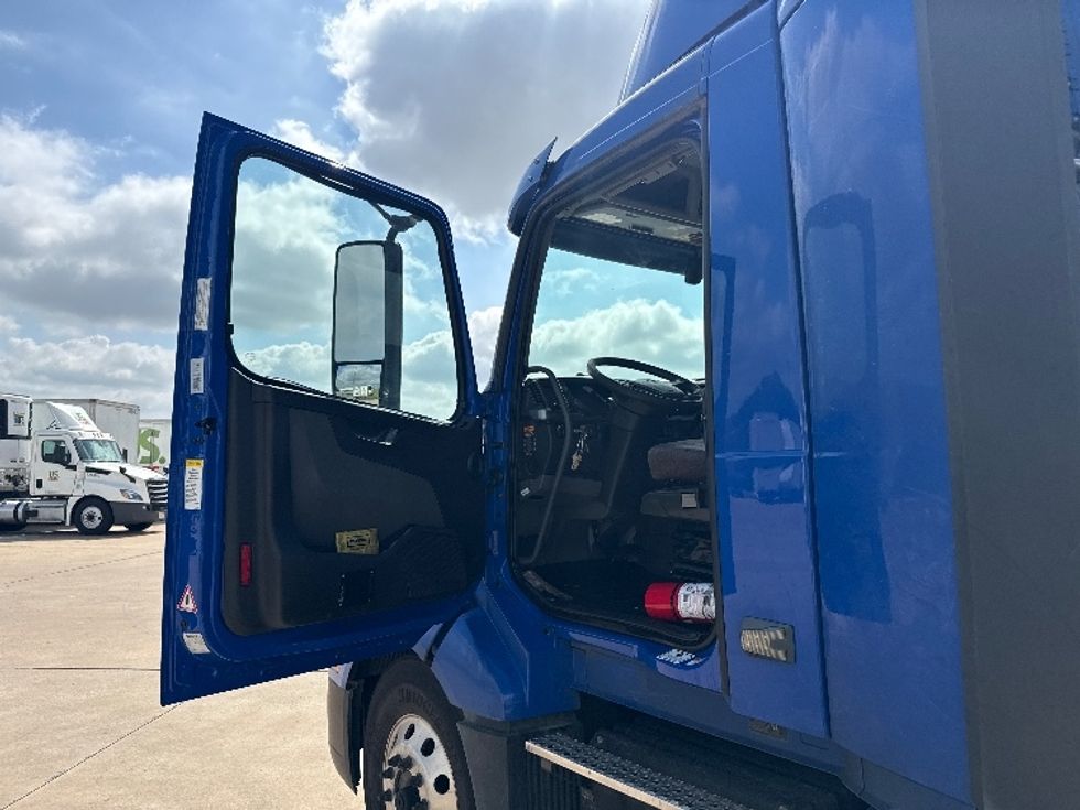 Day Cab Tractor-Heavy Duty Tractors-Volvo-2020-VNL64T300-Grand Prairie-TX-835,462\n\t\tmiles-$ 26,500 - Image 9