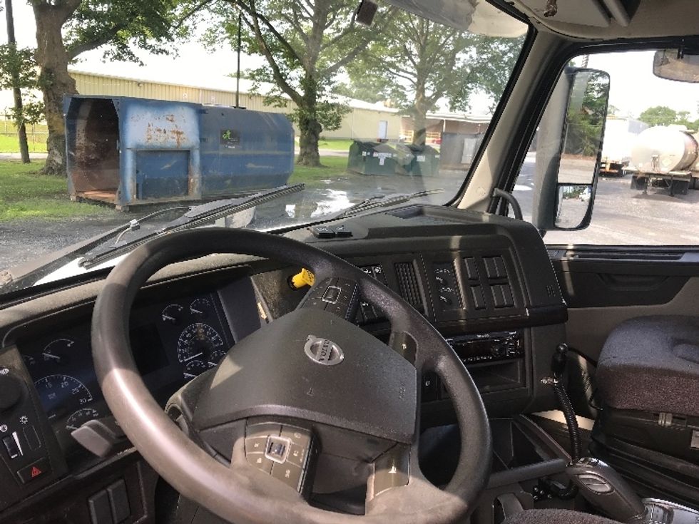 Day Cab Tractor-Heavy Duty Tractors-Volvo-2020-VNL64T300-Harrisburg-PA-417,855\n\t\tmiles-$ 47,250 - Image 10