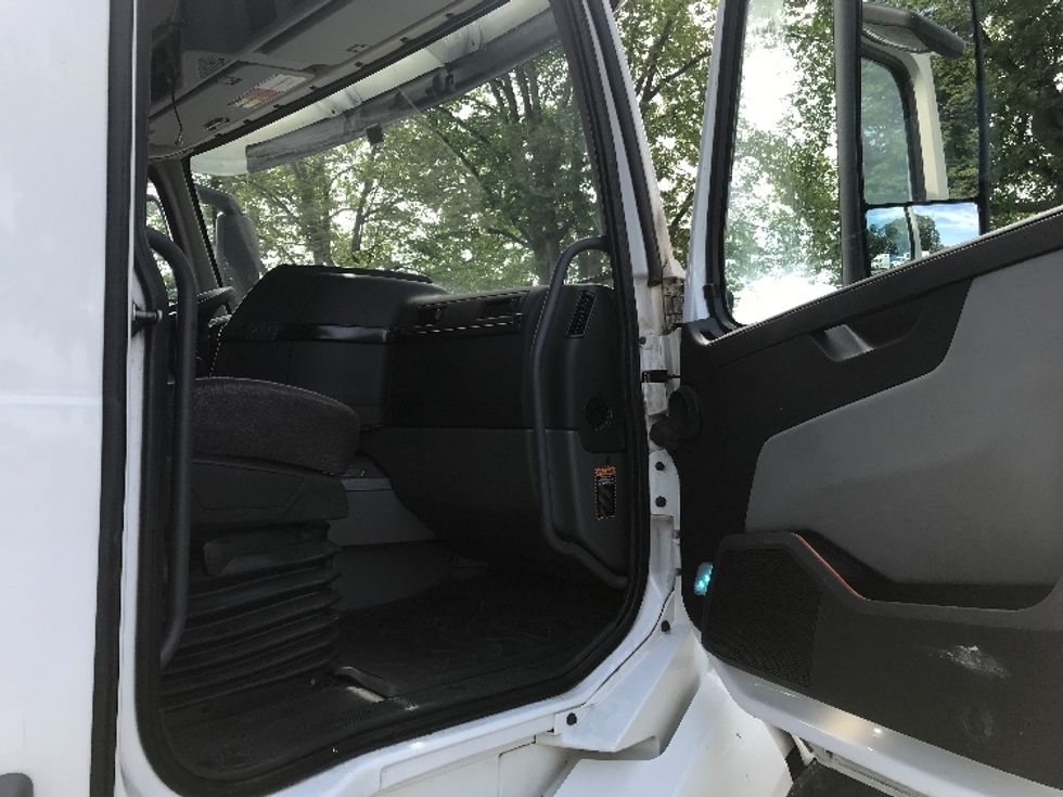 Day Cab Tractor-Heavy Duty Tractors-Volvo-2020-VNL64T300-Harrisburg-PA-417,855\n\t\tmiles-$ 47,250 - Image 12