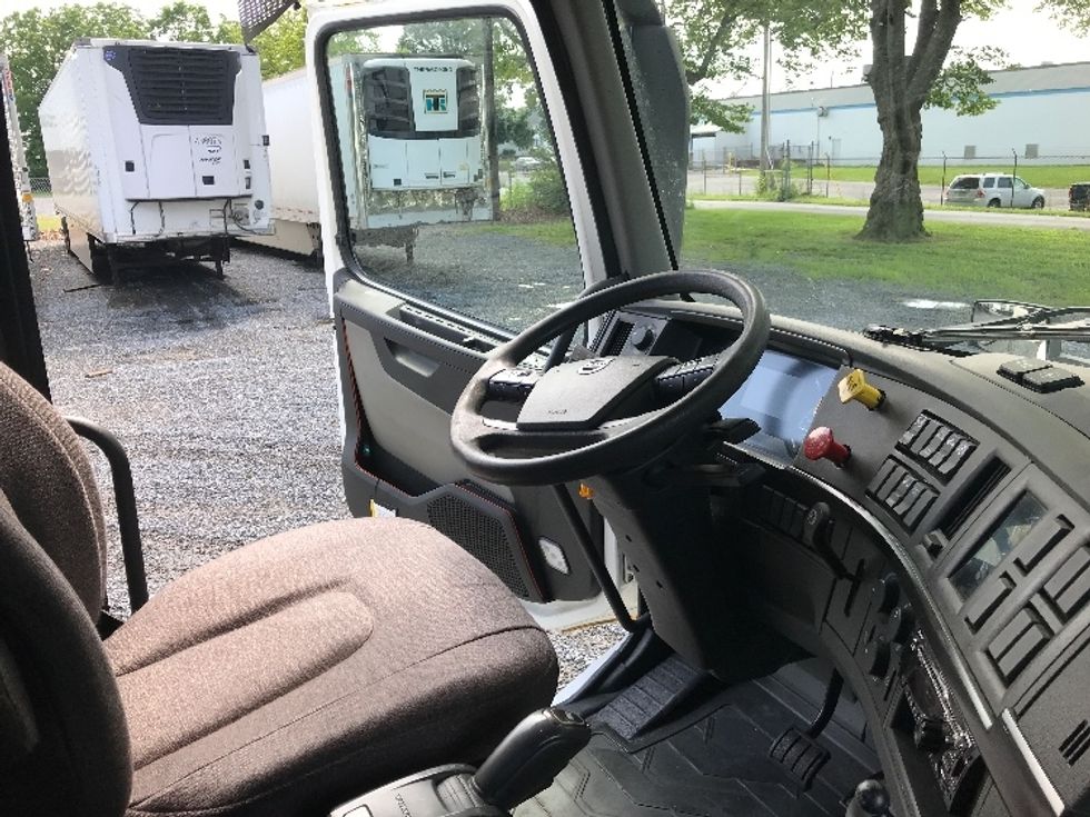 Day Cab Tractor-Heavy Duty Tractors-Volvo-2020-VNL64T300-Harrisburg-PA-417,855\n\t\tmiles-$ 47,250 - Image 14