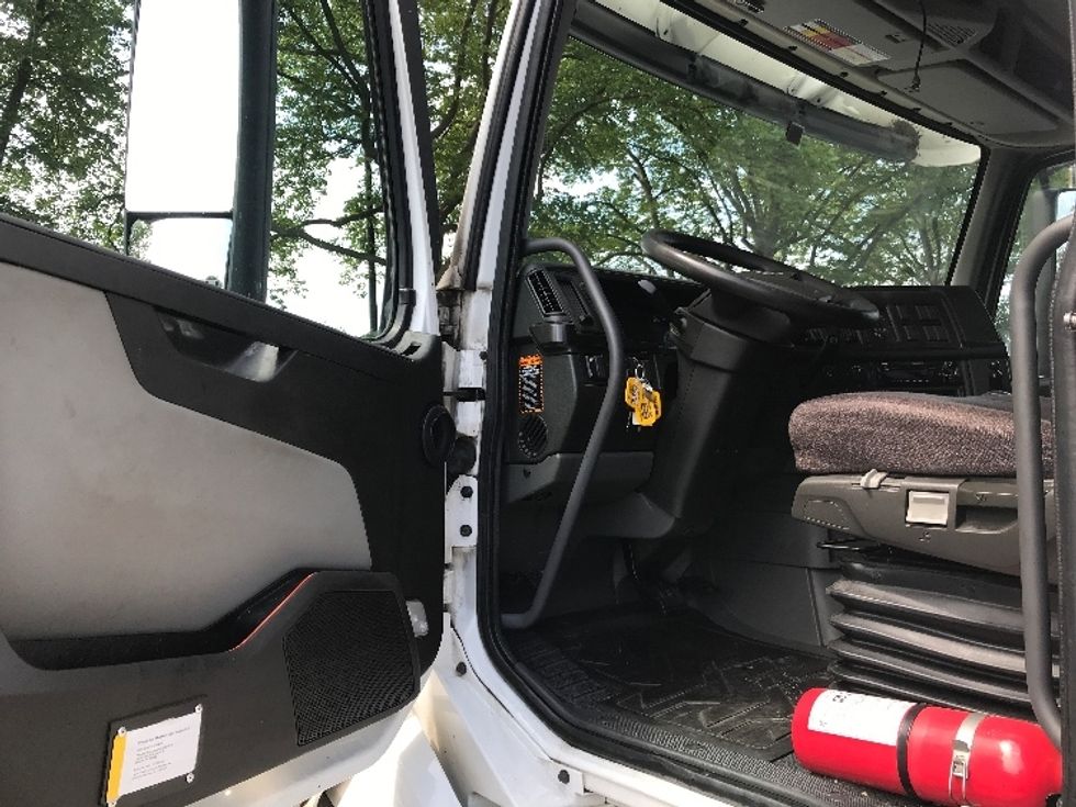 Day Cab Tractor-Heavy Duty Tractors-Volvo-2020-VNL64T300-Harrisburg-PA-417,855\n\t\tmiles-$ 47,250 - Image 9