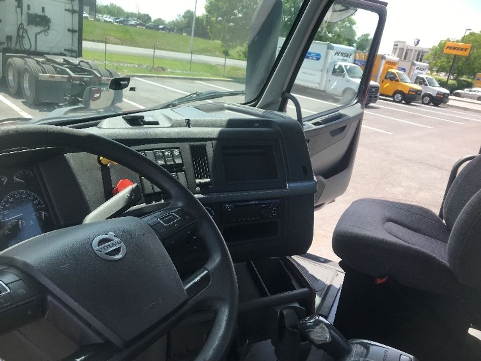 Day Cab Tractor-Heavy Duty Tractors-Volvo-2020-VNL64T300-Harrisburg-PA-435,564\n\t\tmiles-$ 44,750 - Image 10