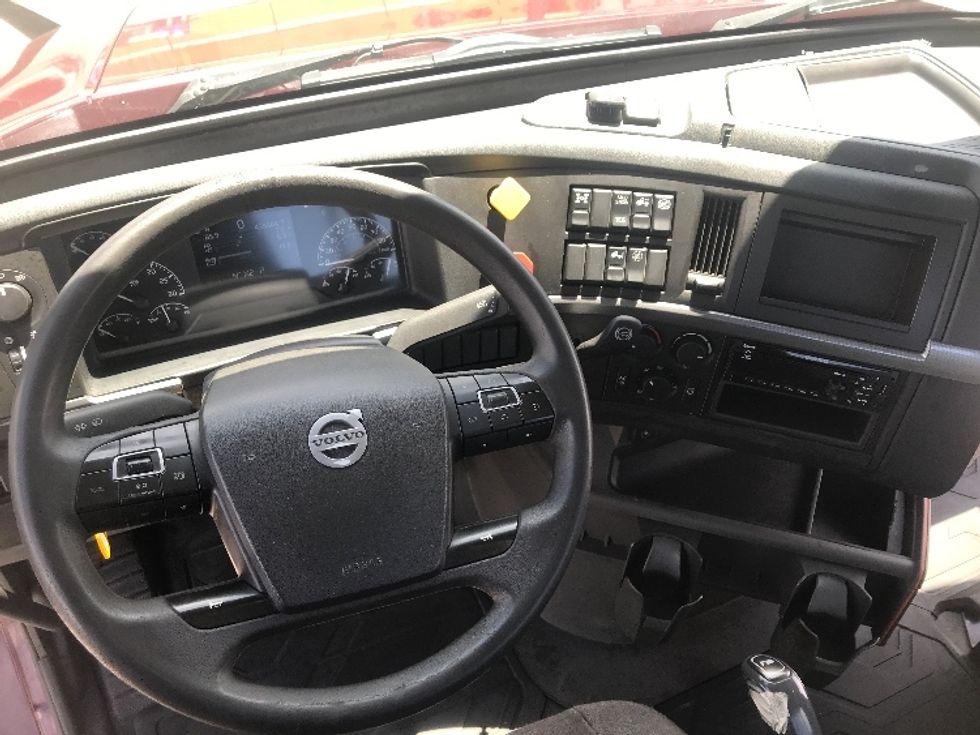 Day Cab Tractor-Heavy Duty Tractors-Volvo-2020-VNL64T300-Harrisburg-PA-435,564\n\t\tmiles-$ 44,750 - Image 11