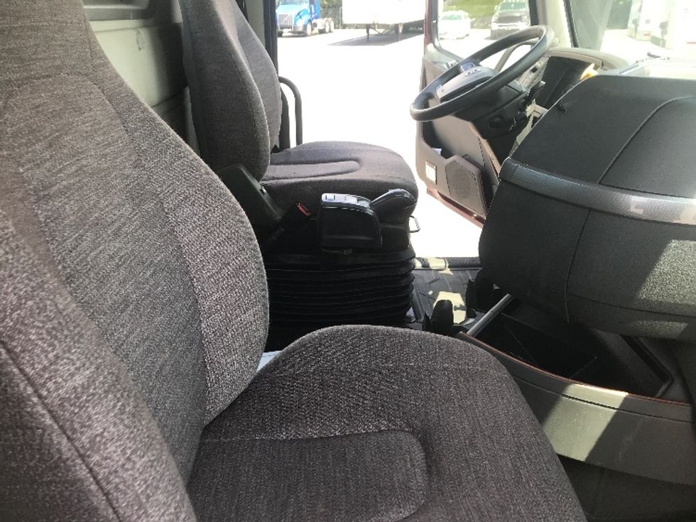 Day Cab Tractor-Heavy Duty Tractors-Volvo-2020-VNL64T300-Harrisburg-PA-435,564\n\t\tmiles-$ 44,750 - Image 14