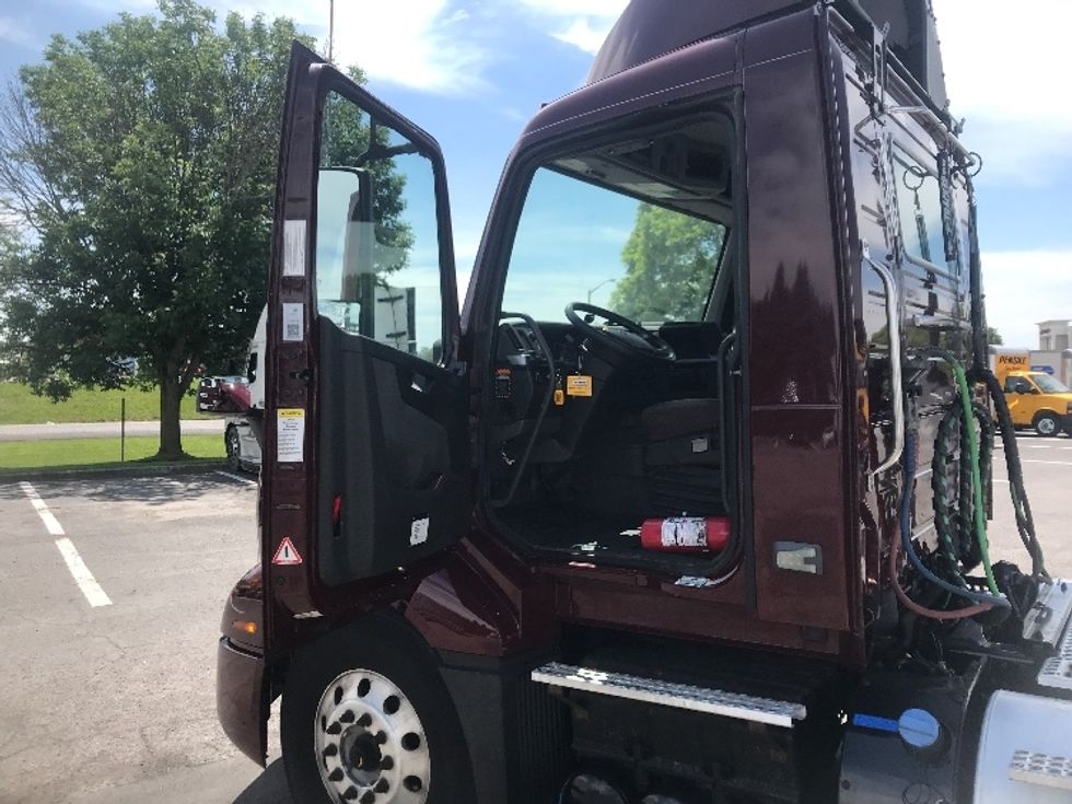 Day Cab Tractor-Heavy Duty Tractors-Volvo-2020-VNL64T300-Harrisburg-PA-435,564\n\t\tmiles-$ 44,750 - Image 9