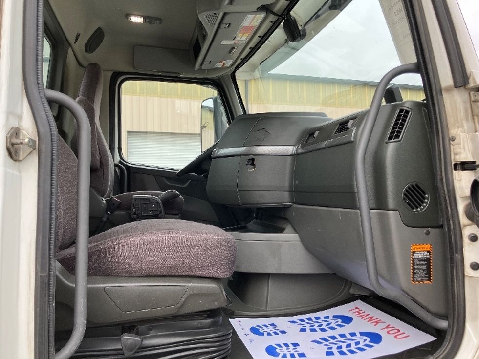 Day Cab Tractor-Heavy Duty Tractors-Volvo-2020-VNL64T300-Hueytown-AL-682,925\n\t\tmiles-$ 29,500 - Image 14