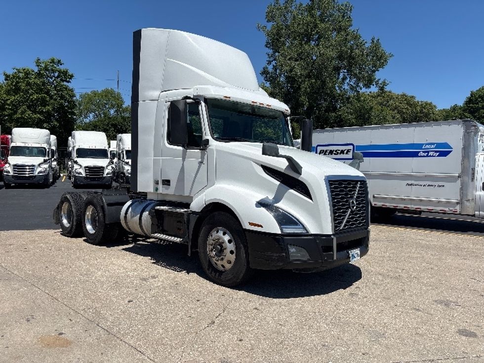 Day Cab Tractor-Heavy Duty Tractors-Volvo-2020-VNL64T300-Indianapolis-IN-560,001\n\t\tmiles-$ 32,500 - Image 1