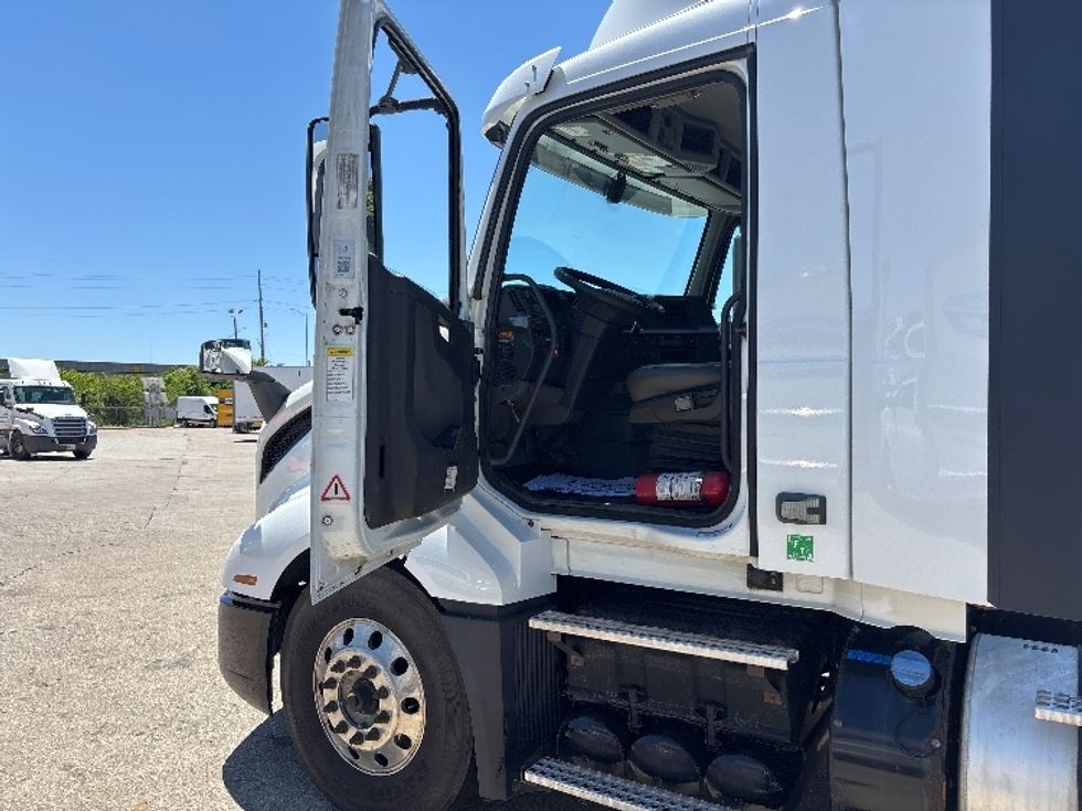 Day Cab Tractor-Heavy Duty Tractors-Volvo-2020-VNL64T300-Indianapolis-IN-560,001\n\t\tmiles-$ 32,500 - Image 10