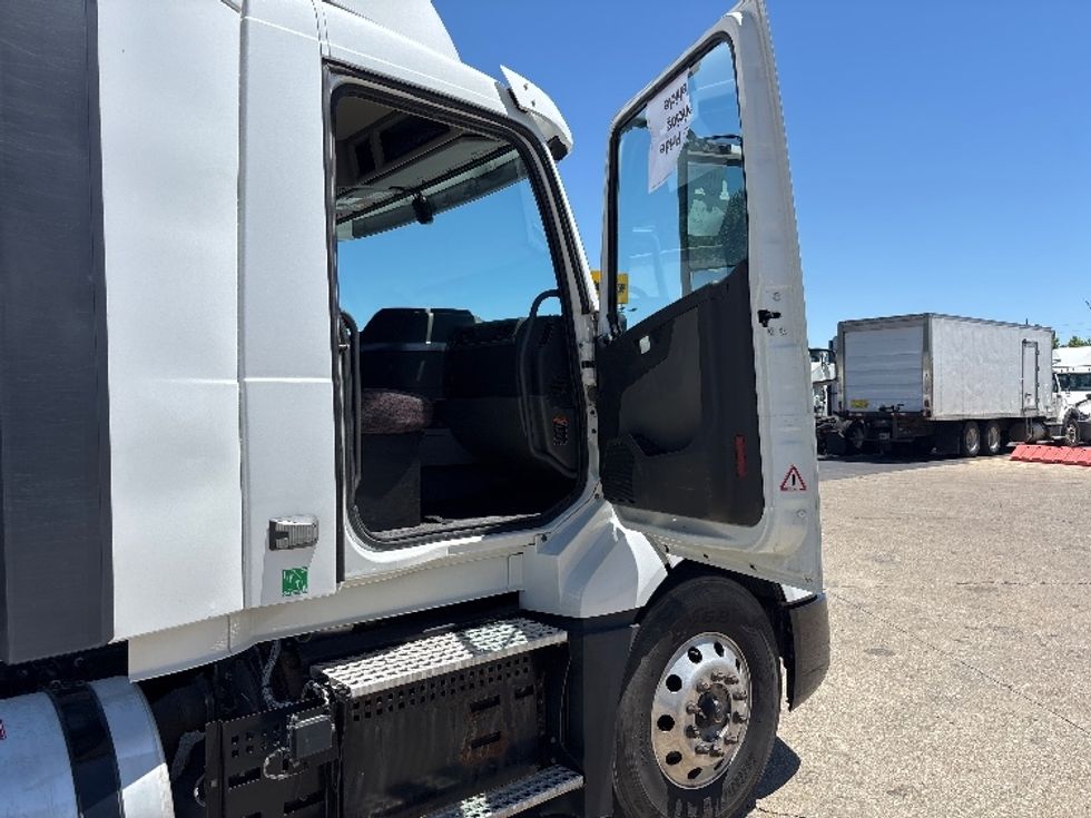 Day Cab Tractor-Heavy Duty Tractors-Volvo-2020-VNL64T300-Indianapolis-IN-560,001\n\t\tmiles-$ 32,500 - Image 11