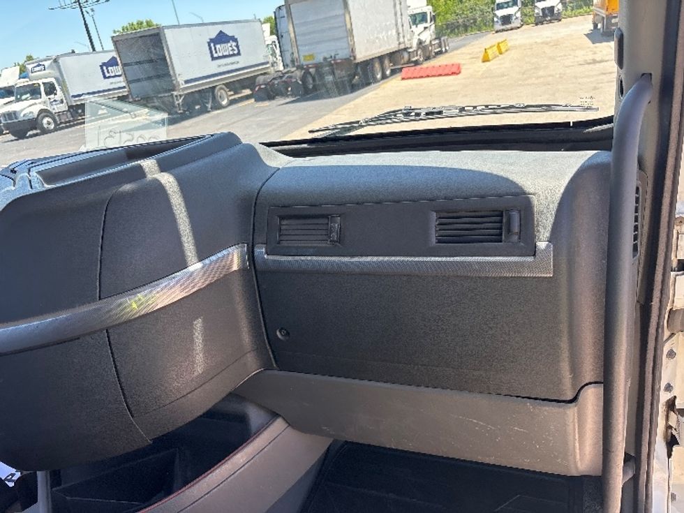 Day Cab Tractor-Heavy Duty Tractors-Volvo-2020-VNL64T300-Indianapolis-IN-560,001\n\t\tmiles-$ 32,500 - Image 12