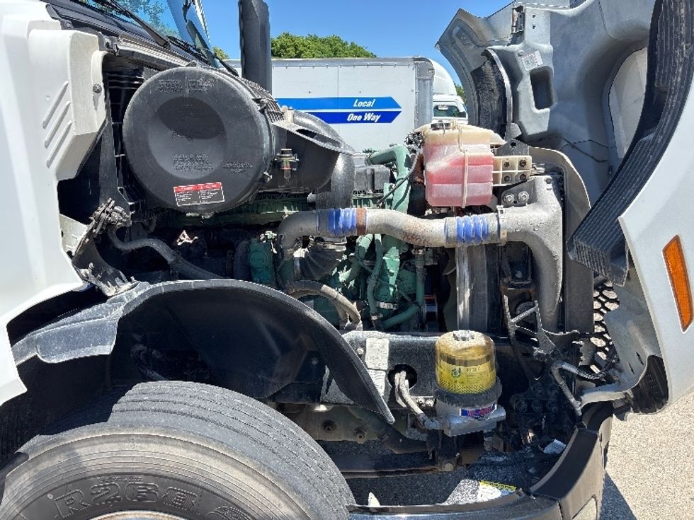 Day Cab Tractor-Heavy Duty Tractors-Volvo-2020-VNL64T300-Indianapolis-IN-560,001\n\t\tmiles-$ 32,500 - Image 14