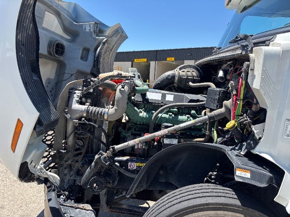 Day Cab Tractor-Heavy Duty Tractors-Volvo-2020-VNL64T300-Indianapolis-IN-560,001\n\t\tmiles-$ 32,500 - Image 15