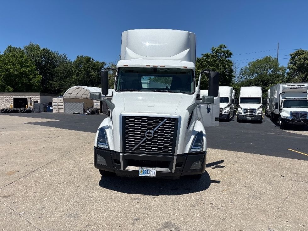 Day Cab Tractor-Heavy Duty Tractors-Volvo-2020-VNL64T300-Indianapolis-IN-560,001\n\t\tmiles-$ 32,500 - Image 2