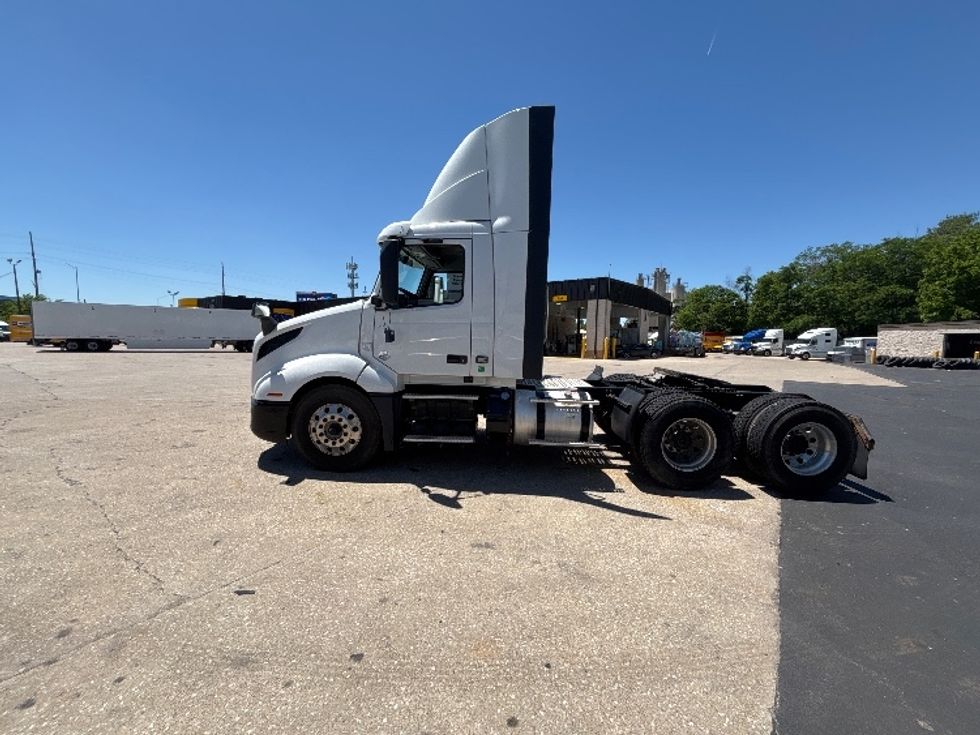 Day Cab Tractor-Heavy Duty Tractors-Volvo-2020-VNL64T300-Indianapolis-IN-560,001\n\t\tmiles-$ 32,500 - Image 4