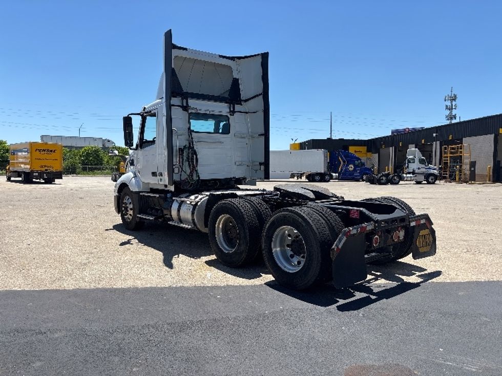 Day Cab Tractor-Heavy Duty Tractors-Volvo-2020-VNL64T300-Indianapolis-IN-560,001\n\t\tmiles-$ 32,500 - Image 5