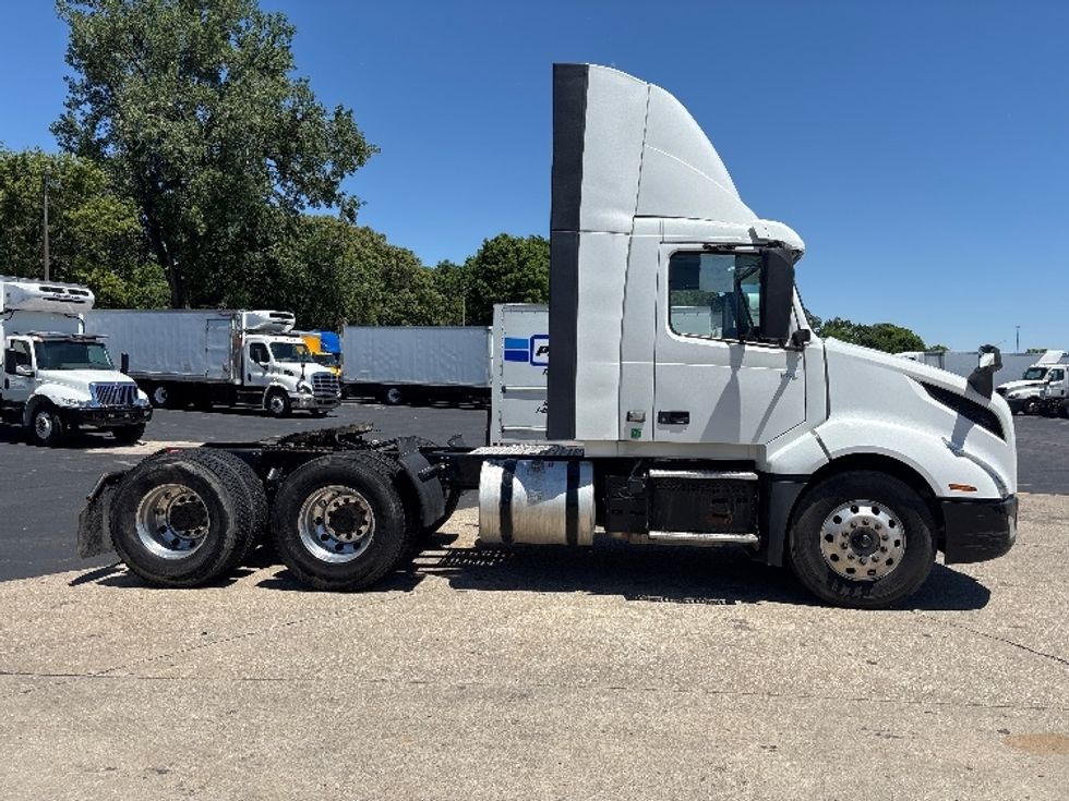Day Cab Tractor-Heavy Duty Tractors-Volvo-2020-VNL64T300-Indianapolis-IN-560,001\n\t\tmiles-$ 32,500 - Image 8