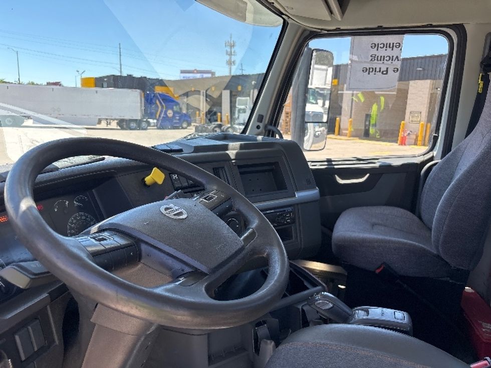 Day Cab Tractor-Heavy Duty Tractors-Volvo-2020-VNL64T300-Indianapolis-IN-560,001\n\t\tmiles-$ 32,500 - Image 9