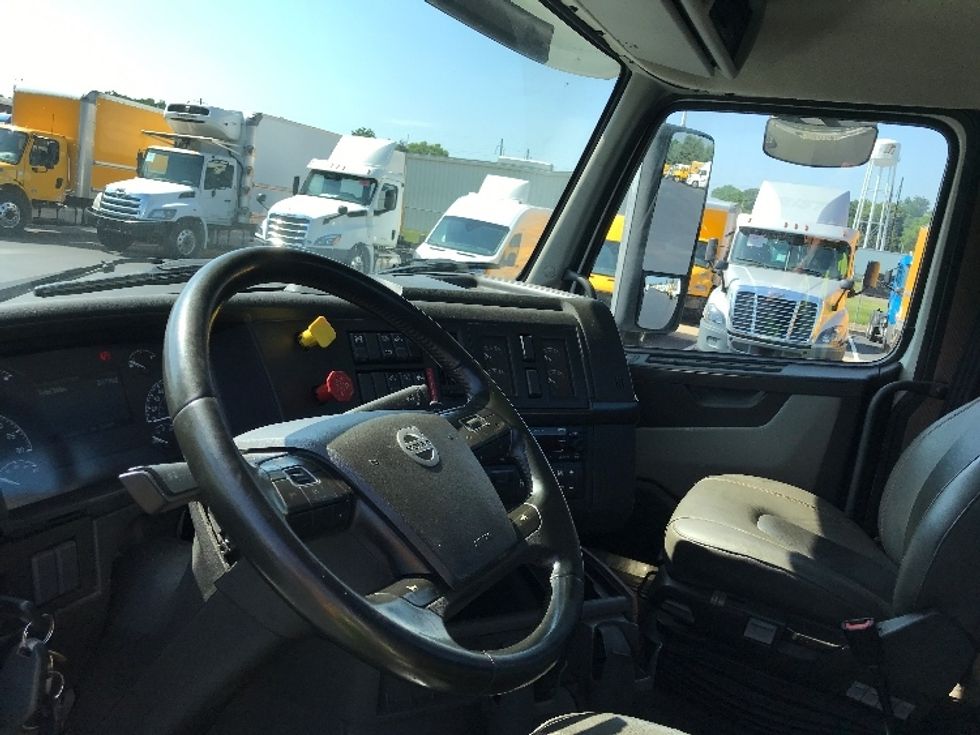 Day Cab Tractor-Heavy Duty Tractors-Volvo-2020-VNL64T300-Lancaster-PA-308,398\n\t\tmiles-$ 52,500 - Image 10
