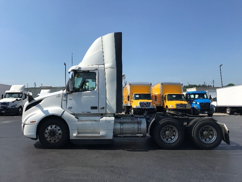Day Cab Tractor-Heavy Duty Tractors-Volvo-2020-VNL64T300-Lancaster-PA-308,398\n\t\tmiles-$ 52,500 - Image 4